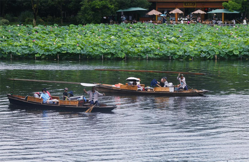 Zhejiang : le lac de l'Ouest de Hangzhou, destination populaire pour le tourisme d'été