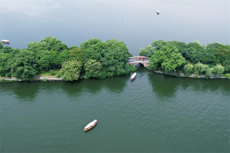 Zhejiang : le lac de l'Ouest de Hangzhou, destination populaire pour le tourisme d'été