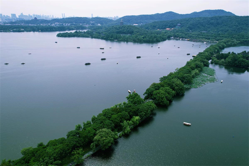 Zhejiang : le lac de l'Ouest de Hangzhou, destination populaire pour le tourisme d'été