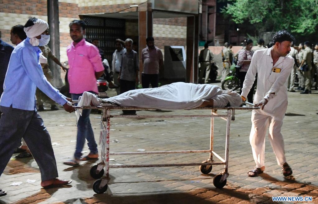 Des personnes transportent le corps d'une victime d'une bousculade sur une civière à l'extérieur d'un h?pital à Hathras, dans l'Etat de l'Uttar Pradesh, dans le nord de l'Inde, le 3 juillet 2024. (Xinhua)