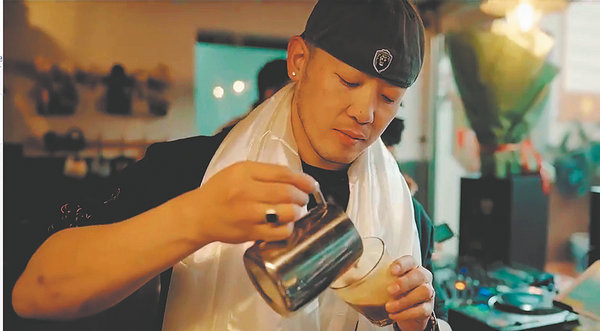 Kelsang Lhundrup, 25 ans, propriétaire d'un café à Lhassa, capitale de la région autonome du Xizang (sud-ouest de la Chine), est également membre de la seule équipe amateur de football américain tibétaine. (Photo / Xinhua)