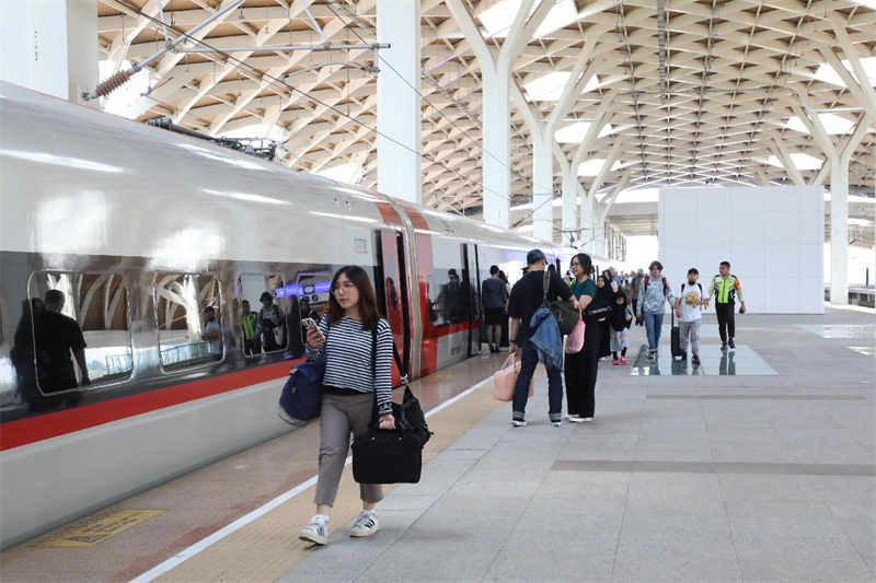 Des passagers se préparent à monter à bord d’un train UEM sur le quai de la gare de Halim-Jakarta du chemin de fer à grande vitesse Jakarta-Bandung. (Cao Shiyun / Le Quotidien du Peuple)