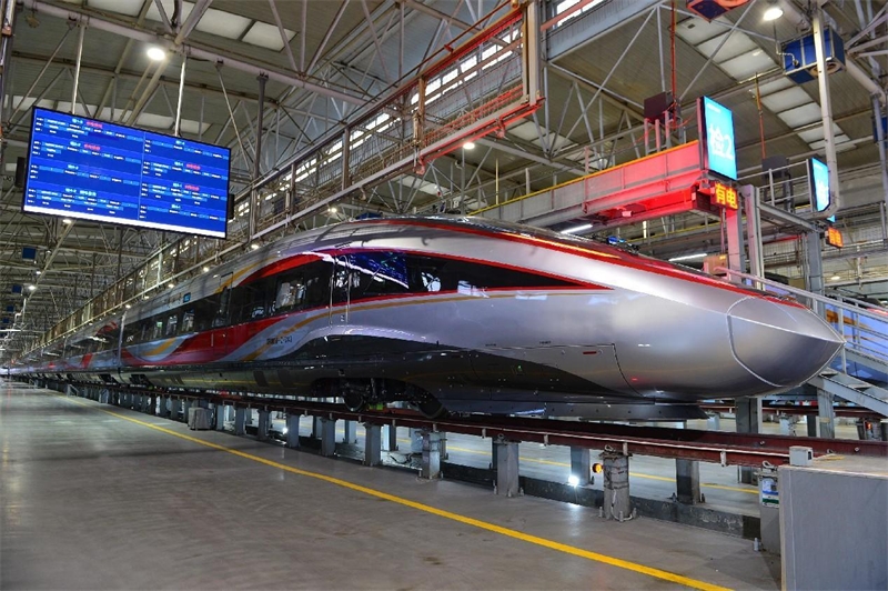 Dans la ville de Xi'an, capitale de la province du Shaanxi (nord-ouest de la Chine), un UEM intelligent Fuxing est garé dans l'entrep?t d'inspection de Zhengxi de la section de l'UEM de Xi'an. (Tang Zhenjiang / Pic.people.com.cn)