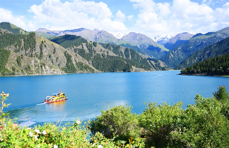 Xinjiang : les visiteurs séduits par les magnifiques paysages du lac Tianchi à Fukang