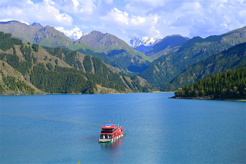 Xinjiang : les visiteurs séduits par les magnifiques paysages du lac Tianchi à Fukang