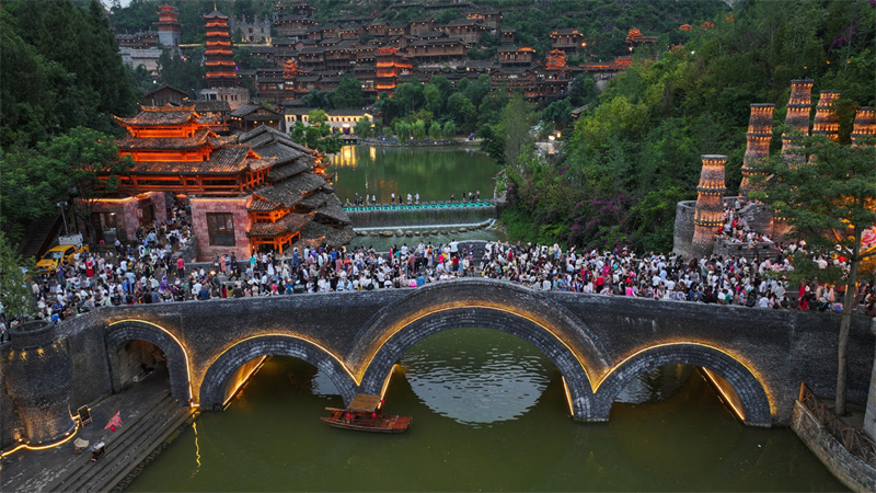 Guizhou : le tourisme estival bat son plein à Xingyi