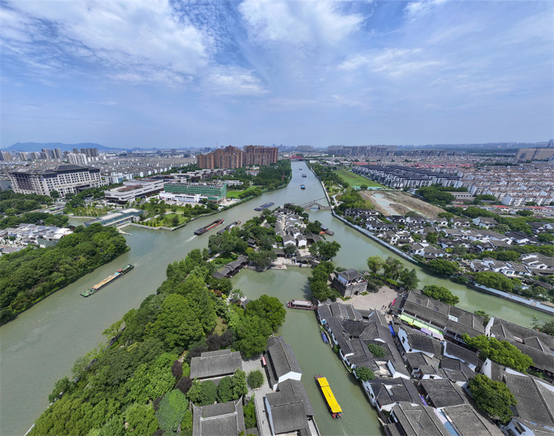 Jiangsu : les transports fluviaux sur la section de Fengqiao du Grand Canal Beijing-Hangzhou à Suzhou battent leur plein