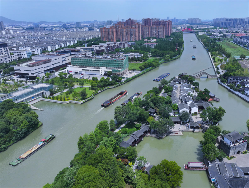 Jiangsu : les transports fluviaux sur la section de Fengqiao du Grand Canal Beijing-Hangzhou à Suzhou battent leur plein