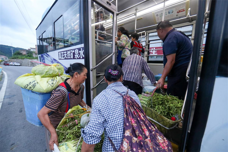 Guizhou : à Guiyang, une ligne de bus rurale spéciale réchauffe les c?urs et aide les agriculteurs