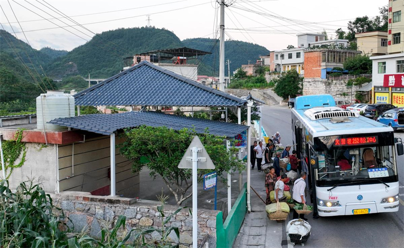 Guizhou : à Guiyang, une ligne de bus rurale spéciale réchauffe les c?urs et aide les agriculteurs