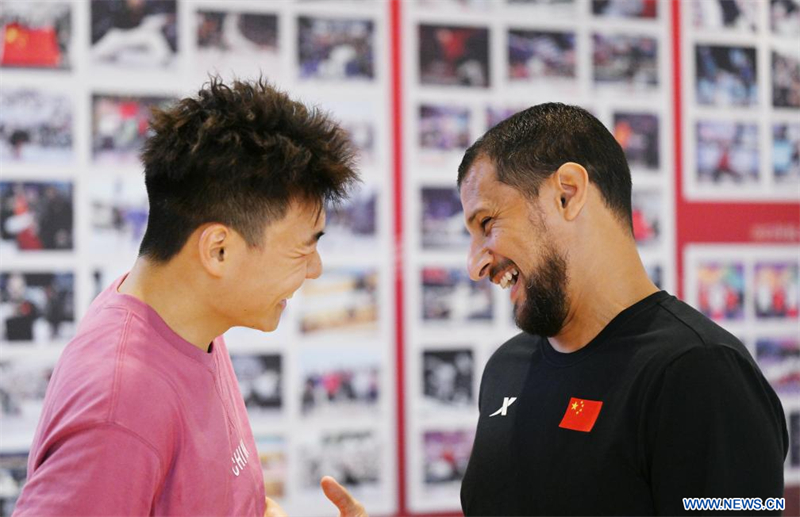 Un légendaire danseur fran?ais aide l'équipe chinoise de breaking à dancer sur la scène olympique