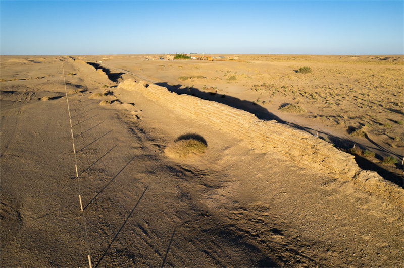 Gansu : enraciné dans le désert depuis 18 ans, le ? couple du Gobi ? veille sur la Grande Muraille des Han