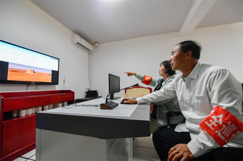 Gansu : enraciné dans le désert depuis 18 ans, le ? couple du Gobi ? veille sur la Grande Muraille des Han