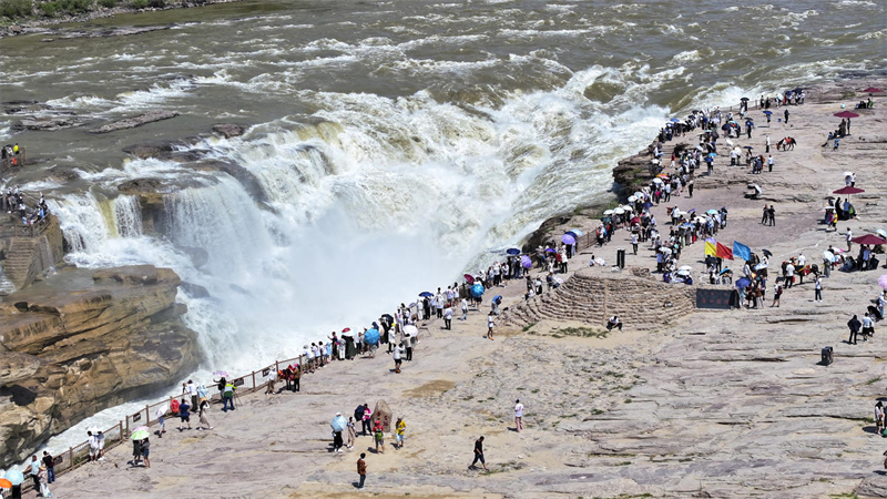 La cascade de Hukou sur le fleuve Jaune à Yichuan très populaire auprès des touristes