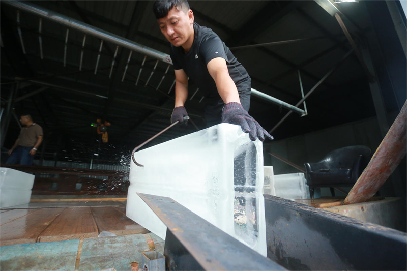 Jiangsu : avec les chaleurs de l'été, la fabrication de glace bat son plein à Yangzhou