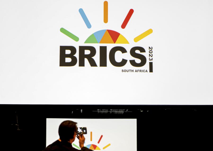 Un homme prend des photos au centre des médias du 15e sommet des BRICS à Johannesburg, en Afrique du Sud, le 21 ao?t 2023.  (Xinhua/Li Yahui)