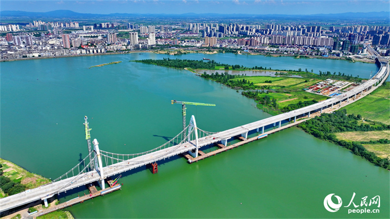 Jiangxi : Fengcheng construit un nouveau pont dans un vieux quartier pour favoriser la revitalisation des transports