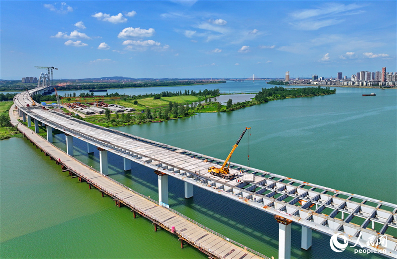 Jiangxi : Fengcheng construit un nouveau pont dans un vieux quartier pour favoriser la revitalisation des transports