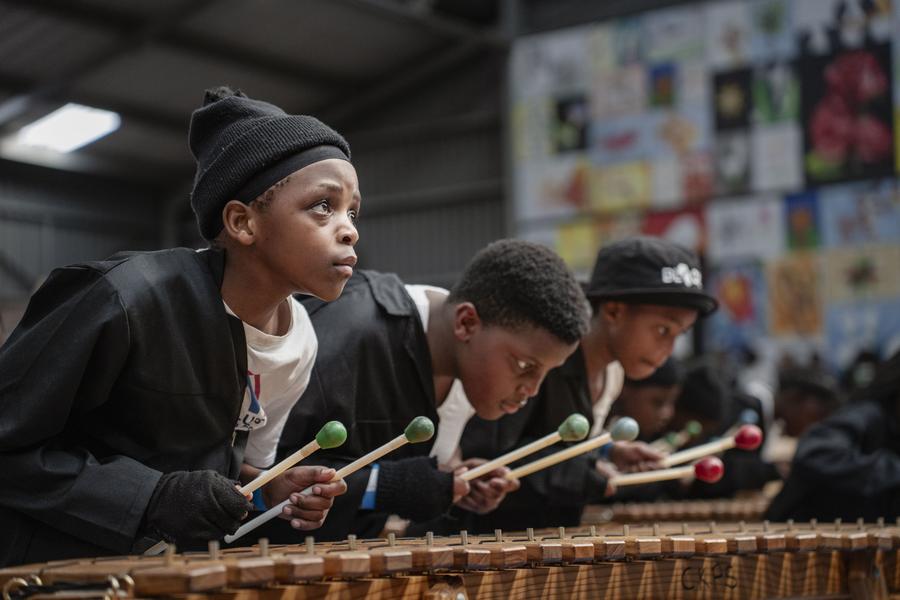 Des participants jouent du marimba lors d'un festival de marimba et de steelpan dans la province de Gauteng, en Afrique du Sud, le 27 juillet 2024. (Xinhua/Ihsaan Haffejee)