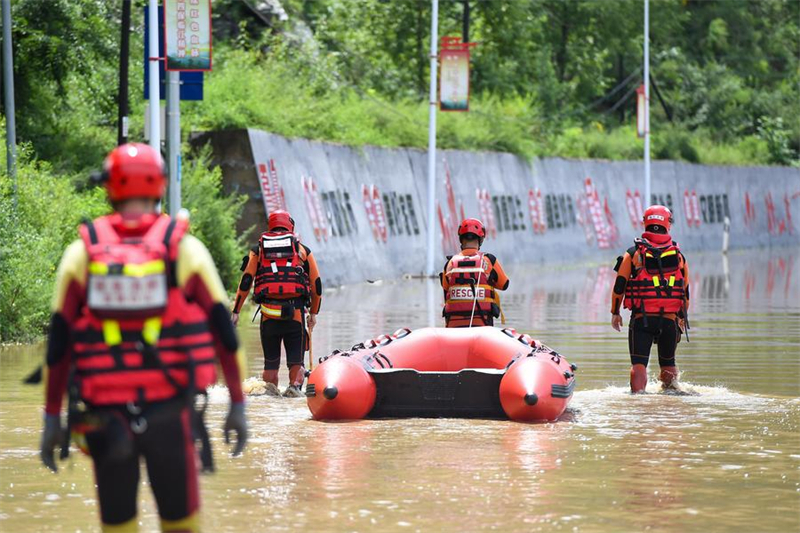 Des secouristes lors d'une mission de secours dans la ville de Linjiang de la province chinoise du Jilin (nord-est), le 29 juillet 2024. (Photo : Zhang Nan)