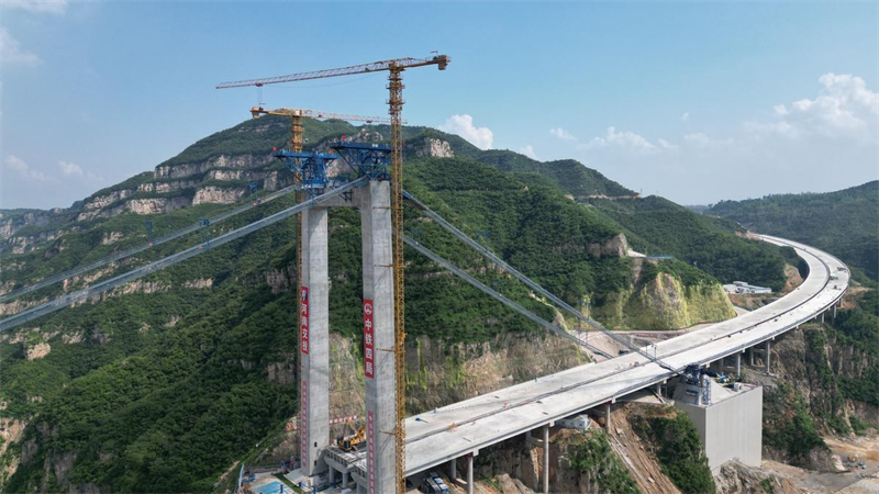 Henan : le pont sur le fleuve Jaune de l'autoroute Jixin entre dans la phase d'installation du cable principal