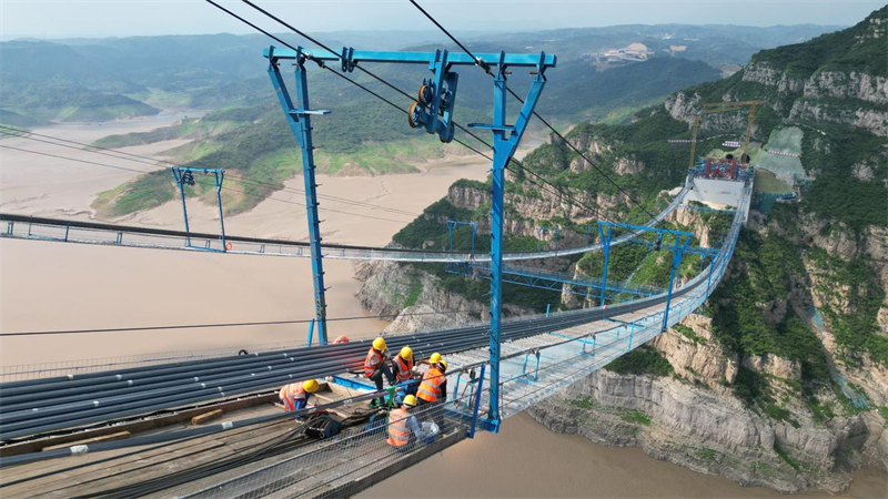 Henan : le pont sur le fleuve Jaune de l'autoroute Jixin entre dans la phase d'installation du cable principal