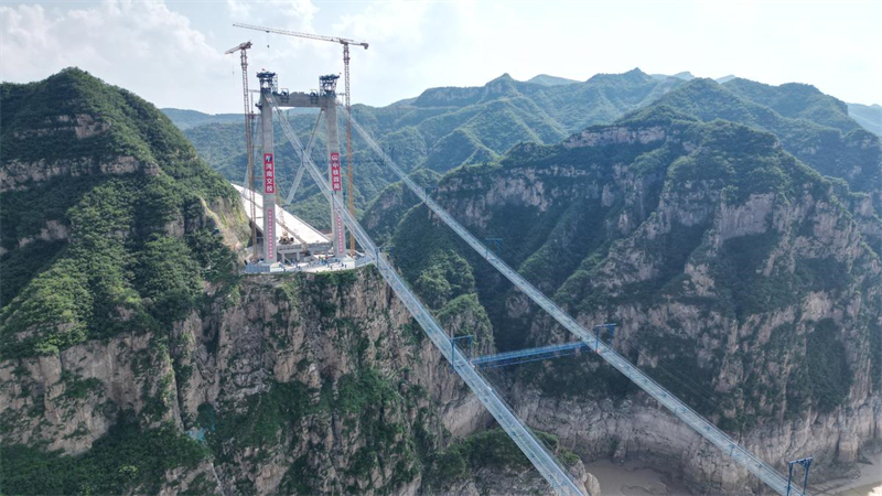 Henan : le pont sur le fleuve Jaune de l'autoroute Jixin entre dans la phase d'installation du cable principal