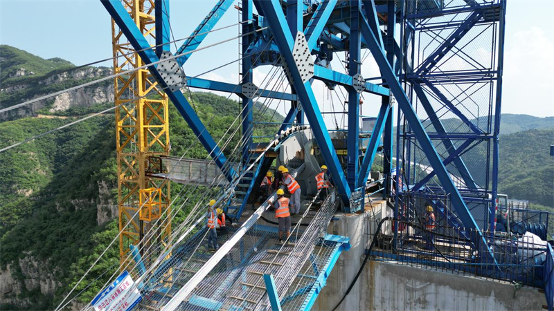 Henan : le pont sur le fleuve Jaune de l'autoroute Jixin entre dans la phase d'installation du cable principal