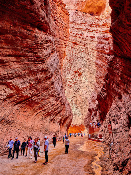 Xinjiang : à Kuqa, le Grand canyon de Tianshan regorge de touristes