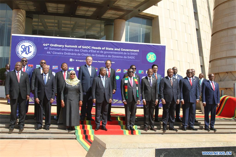 Les participants posent pour une photo de groupe lors du 44e sommet ordinaire des chefs d'Etat et de gouvernement de la Communauté de développement de l'Afrique australe (SADC) à Harare, au Zimbabwe, le 17 ao?t 2024. Le 44e sommet ordinaire des chefs d'Etat et de gouvernement de la SADC a eu lieu samedi, les dirigeants régionaux ayant souligné la nécessité de continuer à favoriser la stabilité politique et économique pour accélérer l'intégration régionale et l'industrialisation. (Xinhua/Tafara Mugwara)