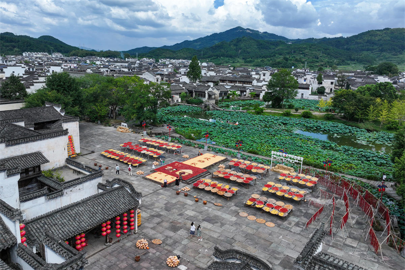 Anhui : la récolte dans le village de Chengkan, comme une peinture naturelle sous le soleil d'automne