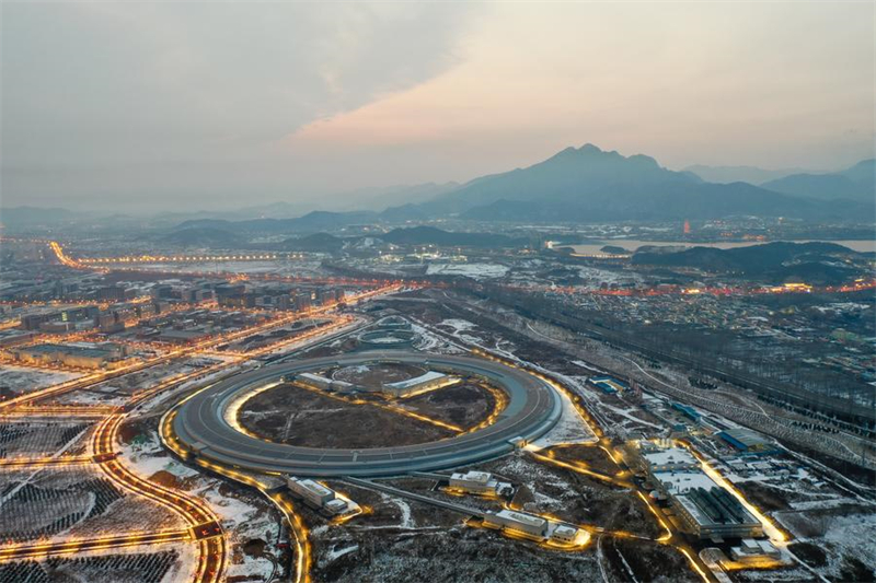 Photo aérienne prise par drone le 11 décembre 2023, montrant une vue de la Source de photons à haute énergie (HEPS) à Beijing. (Jin Liwang / Xinhua)