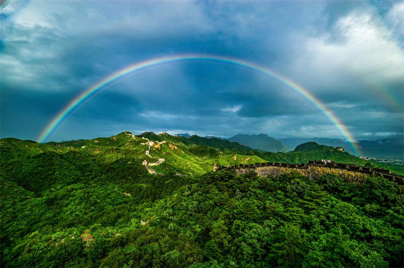 Hebei : un magnifique arc-en-ciel appara?t au-dessus de la Grande Muraille de Jinshanling