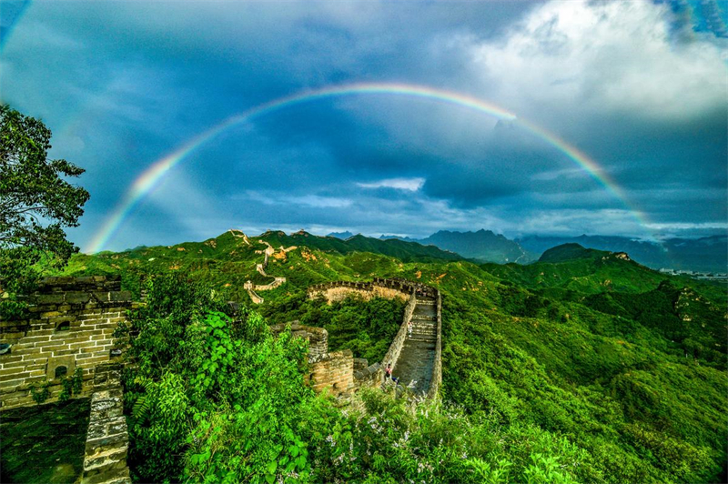 Hebei : un magnifique arc-en-ciel appara?t au-dessus de la Grande Muraille de Jinshanling