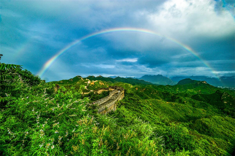 Hebei : un magnifique arc-en-ciel appara?t au-dessus de la Grande Muraille de Jinshanling