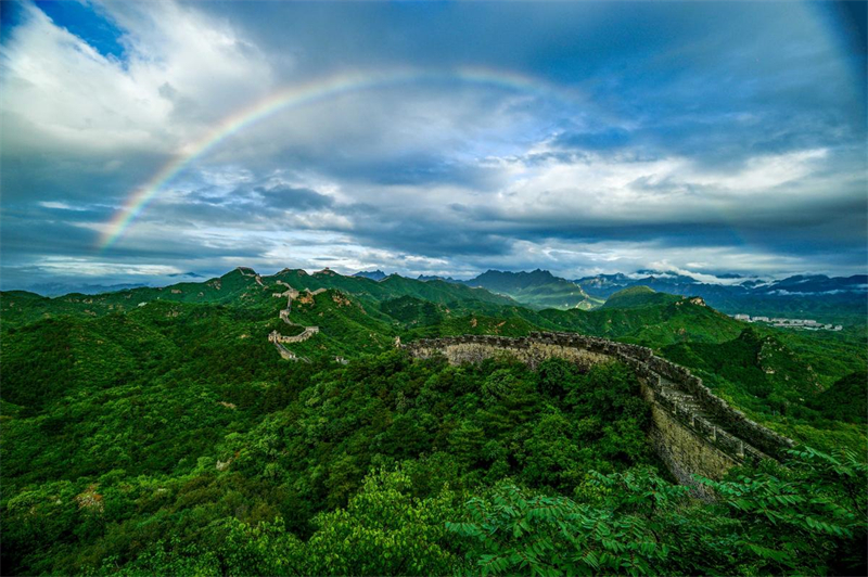 Hebei : un magnifique arc-en-ciel appara?t au-dessus de la Grande Muraille de Jinshanling