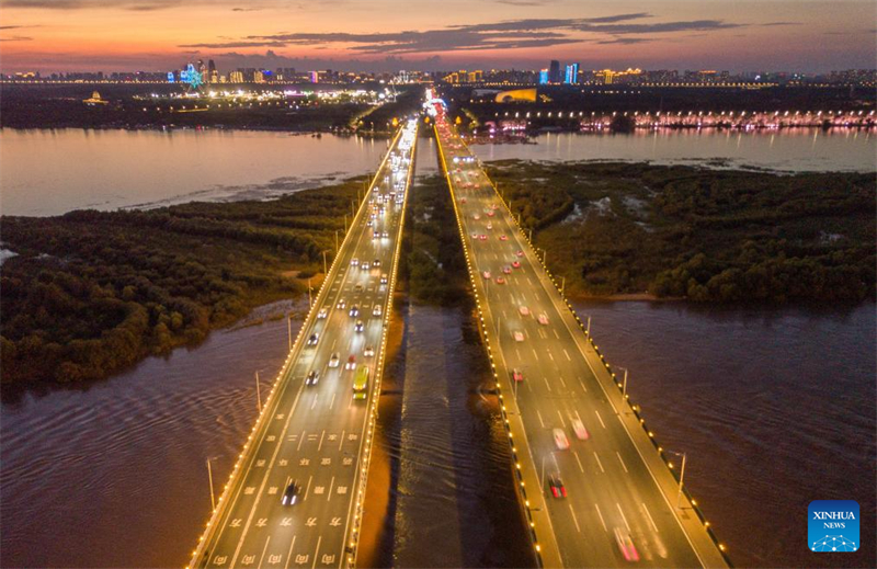 Heilongjiang : la ? ville de glace ? de Harbin reste attractive pour les touristes tout au long de l'année