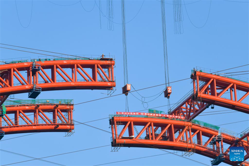 Guizhou : l'arche principale du grand pont de Machanghe jointe avec succès