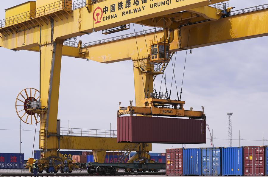 Une grue à conteneurs dans le terminal de Horgos, dans la région autonome ou?goure du Xinjiang (nord-ouest de la Chine), le 29 mai 2024. (Photo : Wang Fei)