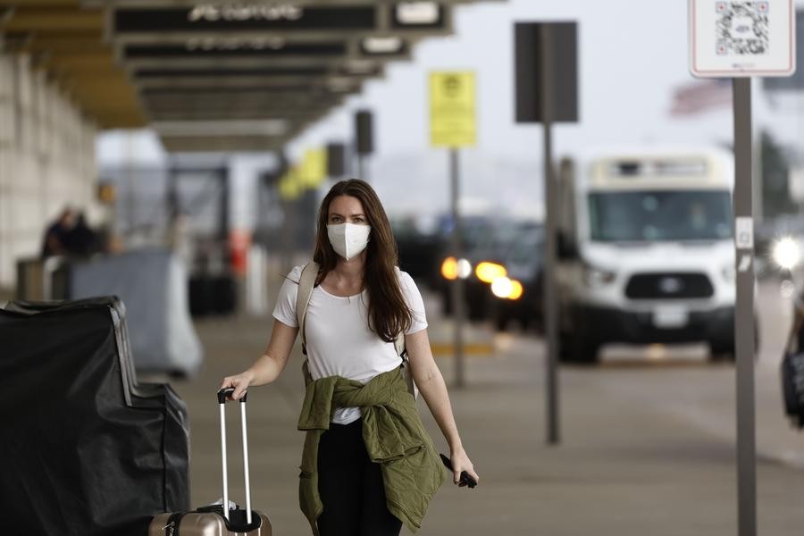 Une personne traverse un terminal à l'aéroport national Ronald-Reagan à Arlington, en Virginie, aux Etats-Unis, le 14 avril 2022. (Xinhua/Ting Shen)