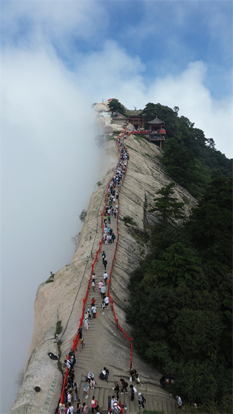 Shaanxi : les touristes grimpent au sommet du mont Hua pour profiter du magnifique paysage