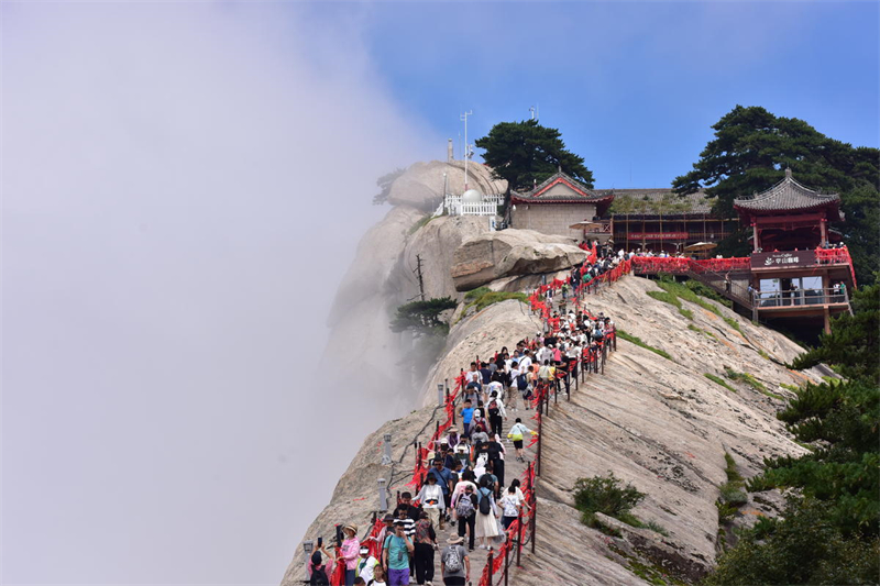 Shaanxi : les touristes grimpent au sommet du mont Hua pour profiter du magnifique paysage