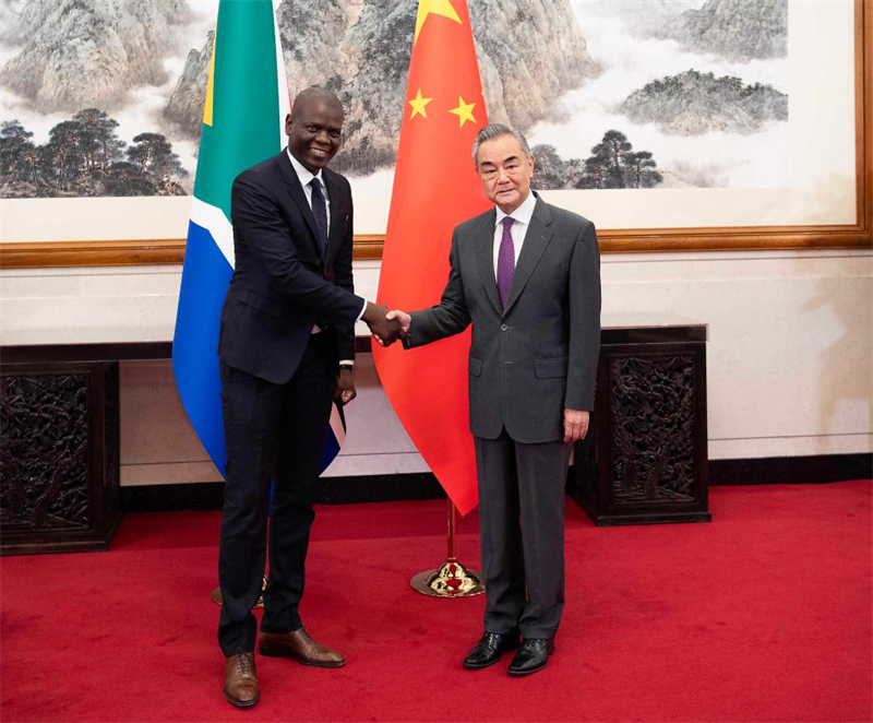 Le ministre chinois des AE rencontre ses homologues d'Afrique du Sud et du Sénégal sur la coopération sino-africaine