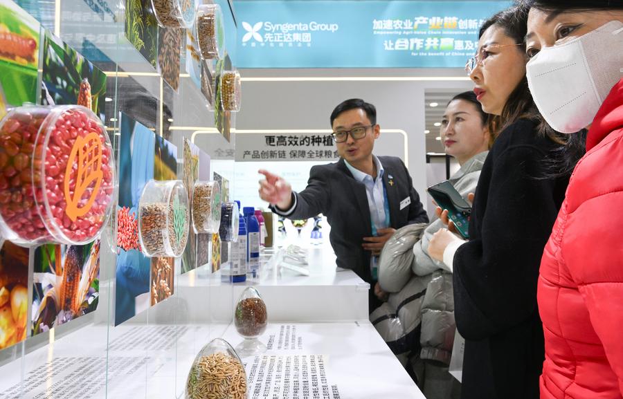 Des personnes visitent le stand du groupe Syngenta dans la zone d'exposition sur la cha?ne agricole verte lors de l'Exposition internationale de la cha?ne d'approvisionnement de Chine à Beijing, capitale chinoise, le 30 novembre 2023. (Photo : Li He)