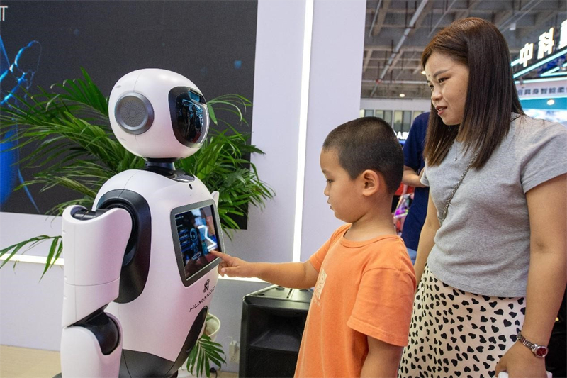 Plus de 60 nouveaux produits ont été lancés lors de la Conférence mondiale sur la robotique 2024 à Beijing. (Weng Qiyu / Pic.people.com.cn)