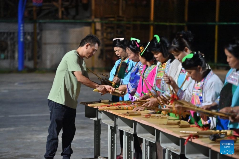 Guangxi/Guizhou?: un père et son fils témoins du développement d'un village de montagne Miao