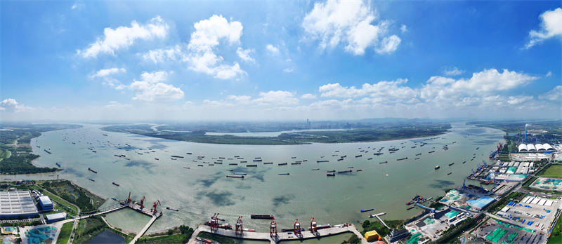 Jiangsu : le transport de matériaux sur la voie navigable du fleuve Yangtsé à Yangzhou bat son plein