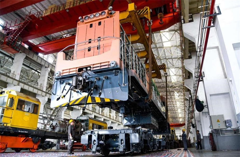 Un train à hydrogène destiné à être exporté vers le Chili est assemblé dans un atelier de la China Railway Rolling Stock Corporation (CRRC) Qishuyan Co., Ltd à Changzhou, dans la province du Jiangsu (est de la Chine). (Xia Chenxi / Pic.people.com.cn)