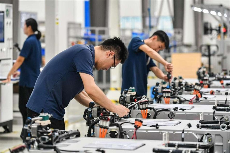 Des techniciens vérifient les moteurs à pile à combustible à hydrogène assemblés dans un atelier de Jinhua HydroT Tech Co., Ltd. situé à Jinhua, dans la province du Zhejiang (est de la Chine). (Jin Sicheng / Pic.people.com.cn)