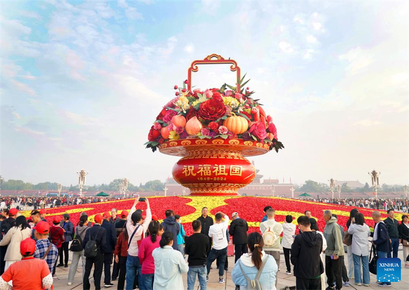 Un panier de fleurs géant décore la place Tian'anmen de Beijing à l'approche des vacances de la Fête nationale